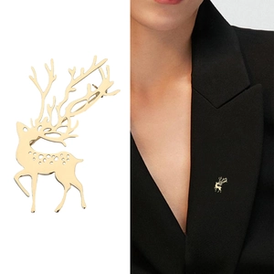 Eleganter Elch-Anstecknadel aus goldfarbenem Titanstahl mit filigranem Geweih