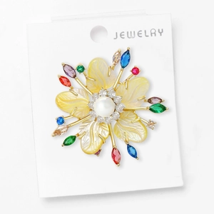 Détail de la broche fleur de luxe avec pétales en nacre et zircons multicolores