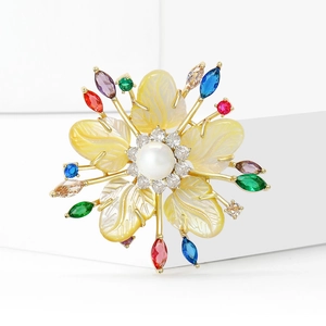 Broche fleur en nacre de luxe avec perles et cristaux de zircon colorés pour vestes
