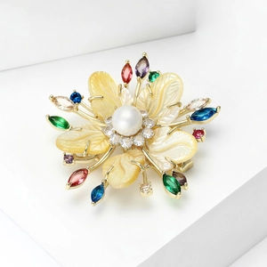 Broche fleur en nacre de luxe avec zircons colorés, perles et finition dorée
