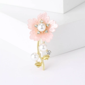 Broche florale élégante avec pétales roses, perles blanches et strass sur finition dorée