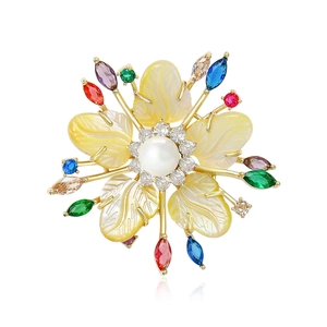 Broche Fleur en Cuivre de Luxe Coquille Zircone Colorée Künstliche Perle Blanche Élégante Épingle de Costume Dorée pour Femme Mariage Bijoux