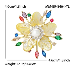 Broche fleur élégante en zircon avec pétales en nacre et pierres précieuses colorées