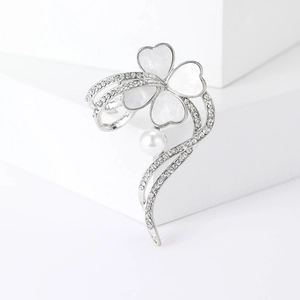 Spilla quadrifoglio elegante con petali in madreperla bianca, perla e strass lucenti
