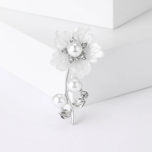 Élégante broche florale avec pétales blancs, perles d'imitation et cristaux pour femmes