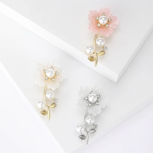Élégante Broche Fleur en Alliage et Résine Avec Künstliche Perle d'Imitation Strass Épingle Décorative pour Mariage Fête Bijoux de Mode Accessoires Femmes