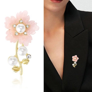 Broche fleur de cerisier avec pétales roses, perles blanches et accents dorés élégants