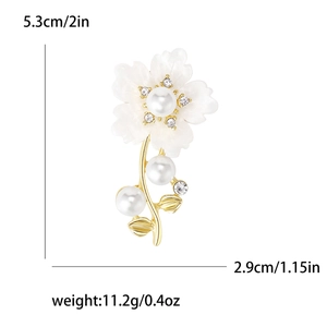 Broche fleur dorée élégante avec pétales blancs et perles, 5.3x2.9cm et poids 11.2g