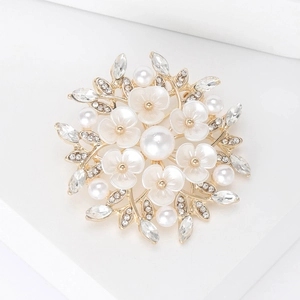 Makroaufnahme einer luxuriösen Blumenbrosche mit großer Perle und Zirkon-Details