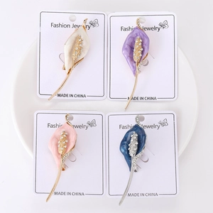 Vue détaillée de quatre broches calla en émail coloré avec détails en cristal