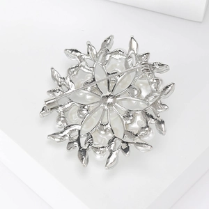 Detaillierte Rückansicht der Blumenbrosche mit Sicherheitsverschluss und Silber-Finish