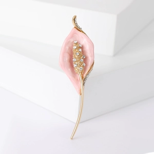 Broche élégante en forme de lys calla avec émail rose et strass brillants sur fond blanc pur