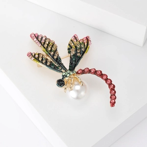 Élégante broche libellule avec cristaux colorés et perle blanche sur base en alliage