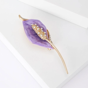 Détail de la broche fleur de calla violette avec placage or et strass étincelants
