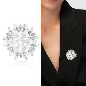 Elegante Perlenbrosche mit Kristallen auf silberner Basis für Damenanzüge