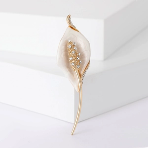 Broche élégante en forme de lys calla avec émail crème et strass brillants sur or
