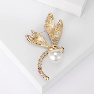 Broche libellule plaquée or élégante avec perle blanche et strass roses vue arrière