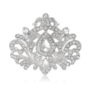 Broche baroque vintage avec strass scintillants sur une finition en métal argenté poli