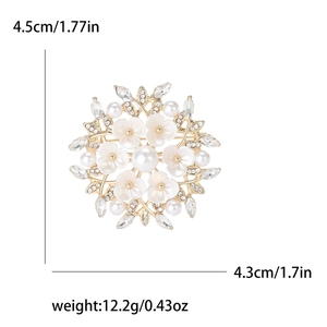 Eleganter Gold-Blumenbrosche mit weißen Muschelpetalen, Perlen und Strasssteinen 4.5cm groß