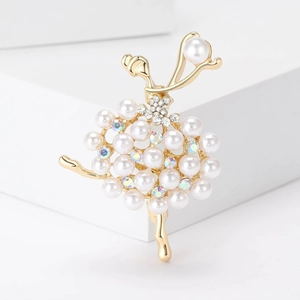 Eleganter goldener Ballerina-Anstecknadel mit Perlen und Kristallen auf weißem Sockel