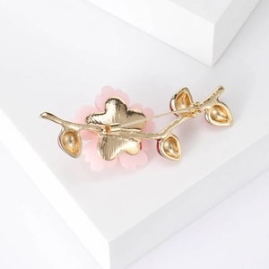 Detailansicht der rosa Emaille-Blumenbrosche mit Goldplattierung und Anstecknadel