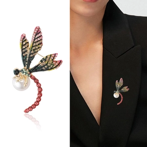 Élégante broche libellule avec strass colorés et perle blanche sur base dorée