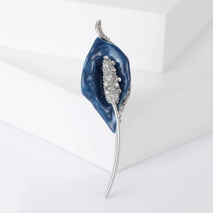 Broche élégante fleur de calla en émail bleu foncé et cristaux sur socle blanc