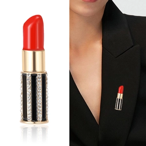 Kreative Emaille-Lippenstift-Brosche mit funkelnden Kristallen für elegante Anzüge
