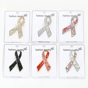 Détail de six broches en forme de nœud avec strass et perles sur supports individuels