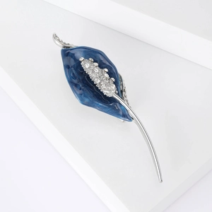 Détail macro de la broche calla en émail bleu avec strass blancs sur support argenté