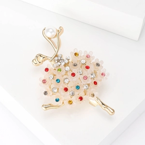 Detailansicht der Ballerina-Brosche mit bunten Strasssteinen und goldenen Legierungsblüten