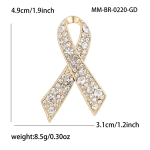 Détails de la broche ruban en strass avec dimensions de 4,9cm par 3,1cm et poids de 8,5g