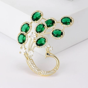 Vue macro d'une broche paon avec pierres vertes et détails en diamants scintillants