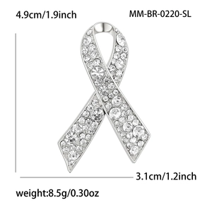 Broche nœud en cristal argenté brillant avec dimensions de 4,9 cm par 3,1 cm