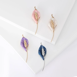Élégante Broche Arum Alliage Strass Émail Floral Épingle de Revers pour Femmes Mode Bijoux Plante Accessoire
