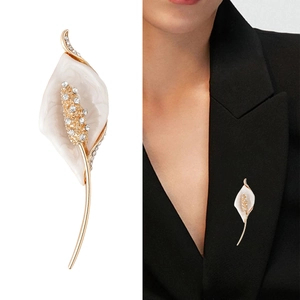 Élégante broche calla blanc avec base en alliage doré et strass brillants pour tailleur