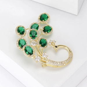 Détails de la broche paon plaquée or avec cristaux verts et zircons sertis avec précision