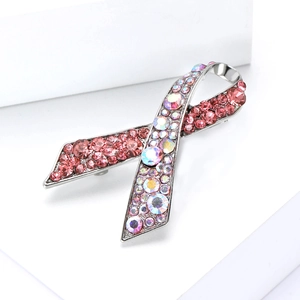 Vue macro d'une broche ruban en alliage argenté avec cristaux roses et AB