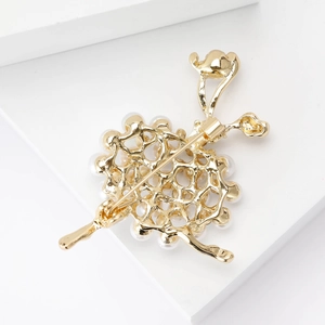 Eleganter Ballett-Mädchen-Brosche mit Goldlegierung und Perleneinlagen auf weißem Sockel