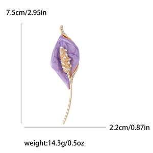 Broche élégante calla violette avec finition dorée, cristaux et motif de marbre chic