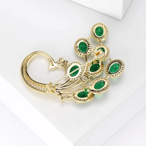 Détail de la structure arrière et du fermoir d'une broche vintage en forme de paon