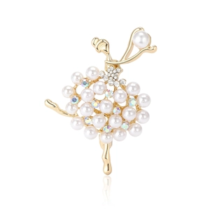 Eleganter Goldener Ballett-Brosche mit Perlen und bunten Kristallen auf weißem Grund