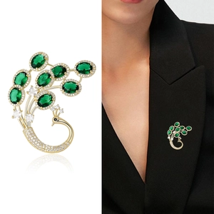 Broche de paon luxueuse en cristal doré avec pierres vert émeraude et accents diamant