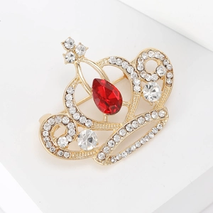 Élégante broche couronne dorée avec un cristal goutte rouge et des strass étincelants