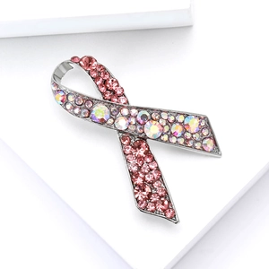 Vue détaillée d'une broche nœud élégante avec strass roses et irisés sur alliage