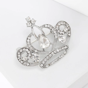 Vue latérale de la broche couronne argentée avec strass et cristal en forme de goutte
