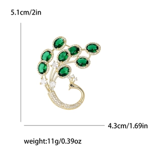 Broche paon vintage dorée ornée de pierres vertes et de cristaux scintillants