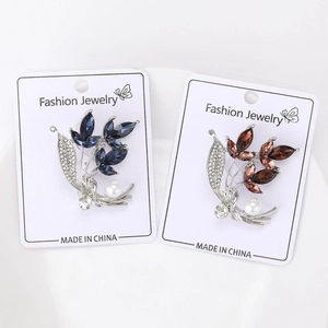 Detailaufnahme der Kristall-Orchideen-Broschen mit Strass und künstlichen Perlen