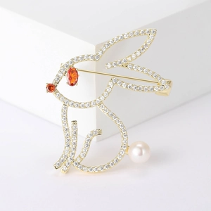 Detailansicht der goldener Hasenbrosche mit Zirkonia-Besatz und weißer Perle