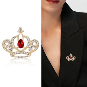 Broche couronne en alliage avec gemme rouge et diamants blancs sur costume noir